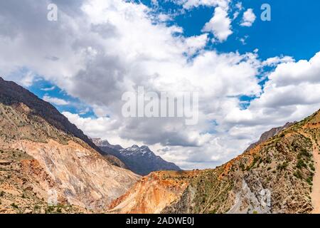 Region Sughd Iskanderkul See Atemberaubend malerischen Blick auf die schneebedeckten Berge, Landschaft auf einem sonnigen blauen Himmel Tag Stockfoto