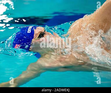 Norwegens Markus liegen in der Männer 100 m Ruecken während der kurzen Kurs Schwimmen Meisterschaften in Tollcross International Swimming Centre, Glasgow konkurrieren. Stockfoto