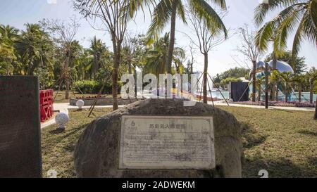 Hainan Hainan, China. 5 Dez, 2019. Hainan, CHINA - Winterlandschaft bei Tianya Haijiao touristischen Bereich in Sanya City, South China Hainan Provinz, Nov. 23, 2019. Wenn der Nordosten ist die Saison von Eis und Schnee eingetragen, Sanya ist noch heiß und viele Touristen aus der ganzen Welt versammeln sich am Strand. Credit: SIPA Asien/ZUMA Draht/Alamy leben Nachrichten Stockfoto