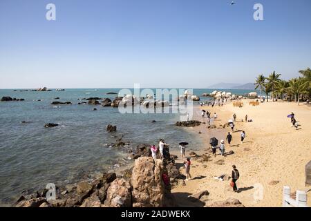 Hainan Hainan, China. 5 Dez, 2019. Hainan, CHINA - Winterlandschaft bei Tianya Haijiao touristischen Bereich in Sanya City, South China Hainan Provinz, Nov. 23, 2019. Wenn der Nordosten ist die Saison von Eis und Schnee eingetragen, Sanya ist noch heiß und viele Touristen aus der ganzen Welt versammeln sich am Strand. Credit: SIPA Asien/ZUMA Draht/Alamy leben Nachrichten Stockfoto