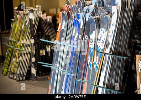 HELSINKI, Finnland - 15. NOVEMBER 2019: Ski Shop Verkauf. Reihen von bunten Skier im Sport Ausrüstung speichern Stockfoto