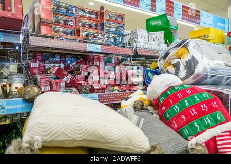 Einen unordentlichen Anzeige in einem Gang in ALDI Supermarkt in Newquay in Cornwall. Stockfoto