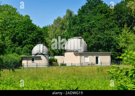 Teleskope auf dem Freigelände,, Archenhold-Sternwarte Alt-Treptow, Treptow, Treptow-Köpenick, Berlin, Deutschland Stockfoto