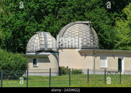 Teleskope auf dem Freigelände,, Archenhold-Sternwarte Alt-Treptow, Treptow, Treptow-Köpenick, Berlin, Deutschland Stockfoto