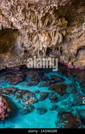 Touristische Schnorcheln in der Avaiki rock Tide Pools, Südpazifik, Niue Stockfoto