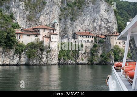 Italien, Lombardei, Lago Maggiore: das Innere der Einsiedelei Santa Caterina del Sasso vom Shuttle des Sees gesehen Stockfoto