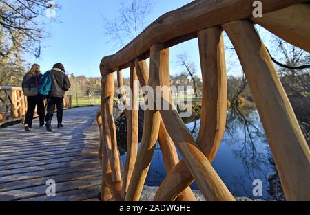 Weimar, Deutschland. 05 Dez, 2019. Wanderer zu Fuß über die neu gebaute Naturbrücke im Park an der Ilm. Der Vorgängerbau war stark während der Flut 2013 beschädigt. Im April 2019 begannen die Bauarbeiten auf einem robusten neuen Gebäude auf einem historischen Modell. Die Brücke wurde auch überarbeitet und wieder zurück in das Design der 1820er Jahre brachte. Foto: Martin Schutt/dpa-Zentralbild/dpa/Alamy leben Nachrichten Stockfoto