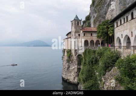 Italien, Lombardei, Lago Maggiore: das Innere der Einsiedelei Santa Caterina del Sasso vom Shuttle des Sees gesehen Stockfoto