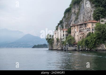 Italien, Lombardei, Lago Maggiore: das Innere der Einsiedelei Santa Caterina del Sasso vom Shuttle des Sees gesehen Stockfoto