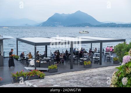 Italien, Lombardei, Lago Maggiore: Terrasse eines Restaurants am See von Stresa, Stadt am Meer entlang des Lago Maggiore Stockfoto