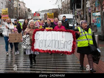 Die Stadt Cork, Cork, Irland. 05. Dezember, 2019. Die demonstranten am Gehäuse März von der Rechten 2 Gehäuse, die in Cork abgehalten wurde organisiert und hebt die Frage der Immobilienkrise und Obdachlosigkeit in Cork, Irland. - Gutschrift; David Creedon/Alamy leben Nachrichten Stockfoto