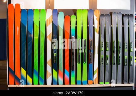 Ski Shop Verkauf. Reihen von bunten Skier an der Wand. Stockfoto