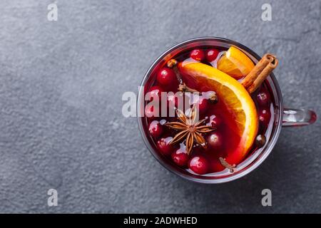 Glühwein Rotwein mit Gewürzen. Traditionelle Weihnachten trinken. Schiefer Hintergrund. Kopieren Sie Platz. Ansicht von oben Stockfoto