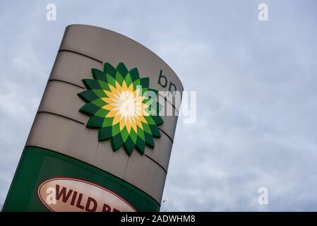 Britische multinationale Öl- und Gasunternehmen BP Logo in Krakau gesehen. Stockfoto