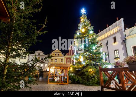 Cesky Krumlov, Tschechische Republik - Dezember 4, 2019: Weihnachtsmarkt in der Altstadt von Cesky Krumlov mit viel Dekoration und Beleuchtung. Stockfoto