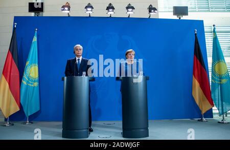 Berlin, Deutschland. 05 Dez, 2019. Bundeskanzlerin Angela Merkel (r, CDU) und Kassim-Schomart Tokayev, Präsident von Kasachstan, auf einer Pressekonferenz nach ihren Gesprächen im Bundeskanzleramt sprechen wird. Quelle: Bernd von Jutrczenka/dpa/Alamy leben Nachrichten Stockfoto