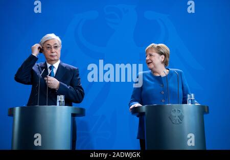Berlin, Deutschland. 05 Dez, 2019. Bundeskanzlerin Angela Merkel (r, CDU) und Kassim-Schomart Tokayev, Präsident von Kasachstan, auf einer Pressekonferenz nach ihren Gesprächen im Bundeskanzleramt sprechen wird. Quelle: Bernd von Jutrczenka/dpa/Alamy leben Nachrichten Stockfoto