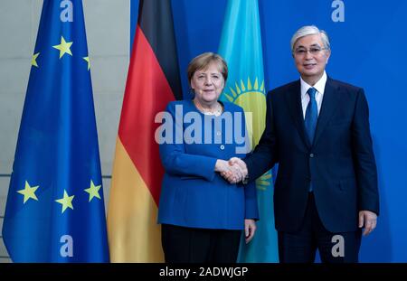 Berlin, Deutschland. 05 Dez, 2019. Bundeskanzlerin Angela Merkel (l, CDU) und Kassim-Schomart Tokajew, Präsident von Kasachstan, Hände schütteln am Ende einer Pressekonferenz nach dem Gespräch im Bundeskanzleramt. Quelle: Bernd von Jutrczenka/dpa/Alamy leben Nachrichten Stockfoto