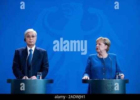 Berlin, Deutschland. 05 Dez, 2019. Bundeskanzlerin Angela Merkel (r, CDU) und Kassim-Schomart Tokayev, Präsident von Kasachstan, auf einer Pressekonferenz nach ihren Gesprächen im Bundeskanzleramt sprechen wird. Quelle: Bernd von Jutrczenka/dpa/Alamy leben Nachrichten Stockfoto