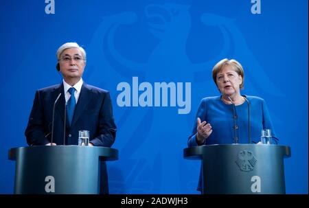 Berlin, Deutschland. 05 Dez, 2019. Bundeskanzlerin Angela Merkel (r, CDU) und Kassim-Schomart Tokayev, Präsident von Kasachstan, auf einer Pressekonferenz nach ihren Gesprächen im Bundeskanzleramt sprechen wird. Quelle: Bernd von Jutrczenka/dpa/Alamy leben Nachrichten Stockfoto