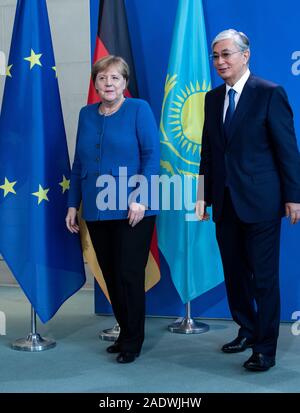 Berlin, Deutschland. 05 Dez, 2019. Bundeskanzlerin Angela Merkel (l, CDU) und Kassim-Schomart Tokayev, Präsident von Kasachstan, lassen eine Pressekonferenz im Bundeskanzleramt. Quelle: Bernd von Jutrczenka/dpa/Alamy leben Nachrichten Stockfoto