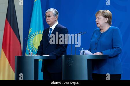 Berlin, Deutschland. 05 Dez, 2019. Bundeskanzlerin Angela Merkel (r, CDU) und Kassim-Schomart Tokayev, Präsident von Kasachstan, auf einer Pressekonferenz nach ihren Gesprächen im Bundeskanzleramt sprechen wird. Quelle: Bernd von Jutrczenka/dpa/Alamy leben Nachrichten Stockfoto