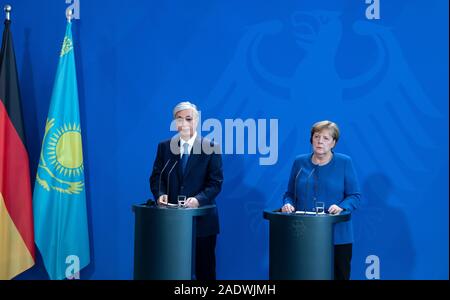 Berlin, Deutschland. 05 Dez, 2019. Bundeskanzlerin Angela Merkel (r, CDU) und Kassim-Schomart Tokayev, Präsident von Kasachstan, auf einer Pressekonferenz nach ihren Gesprächen im Bundeskanzleramt sprechen wird. Quelle: Bernd von Jutrczenka/dpa/Alamy leben Nachrichten Stockfoto