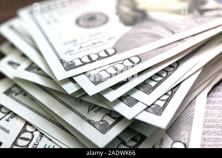 Dollar Nahaufnahme. American Bar Geld. Hundert Dollar Banknoten. ein Stapel von Dollar verteilt. Stockfoto