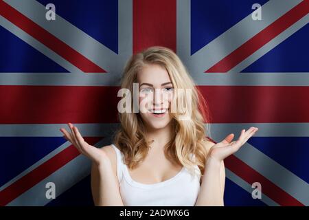 Schöne glückliche junge Frau gegen die britische Flagge Hintergrund. Leben, Bildung und Arbeit im Vereinigten Königreich Stockfoto