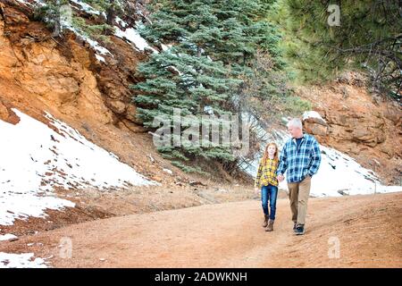 Großvater und Enkelin, Hände auf einem Spaziergang in den Bergen Stockfoto