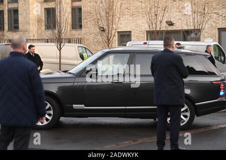 Präsidenten der Türkei, Recep Tayyip Erdogan, trifft mit der wagenkolonne die offizielle Eröffnung des neuen Cambridge Central Moschee teilzunehmen, in Cambridge. Stockfoto