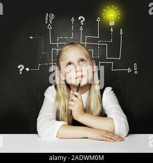 Denken kind Mädchen mit Frage Zeichen und Licht, Lampe, Bildung Konzept Stockfoto