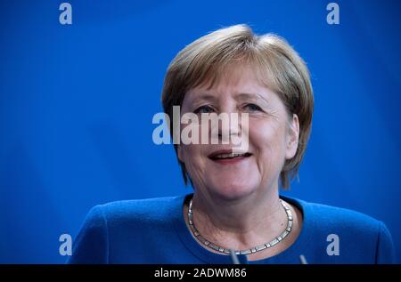 Berlin, Deutschland. 05 Dez, 2019. Bundeskanzlerin Angela Merkel (CDU) sprach auf einer Pressekonferenz mit den Präsidenten von Kasachstan, Tokayev, nachdem ihr Gespräch im Bundeskanzleramt. Quelle: Bernd von Jutrczenka/dpa/Alamy leben Nachrichten Stockfoto