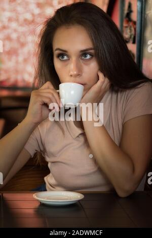 Schöne Mädchen nimmt Kaffee an der Bar Stockfoto