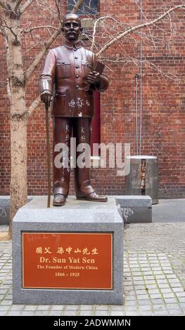 Bronzestatue von Dr. Sun Yat-Sen Gründungsvater des modernen China mit Graffiti in Chinatown Plaza Little Bourke Street Melbourne, Victoria, Australien. Stockfoto