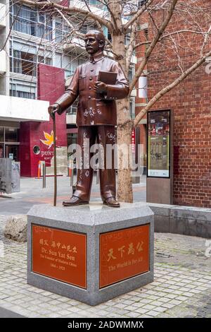 Bronzestatue von Dr. Sun Yat-Sen Gründungsvater des modernen China mit Graffiti in Chinatown Plaza Little Bourke Street Melbourne, Victoria, Australien. Stockfoto