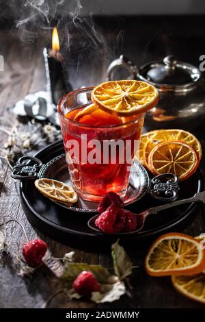 Winter Tee Mit Orangen von der Kerze. Obst Dekoration. Gesundes Essen und Trinken. Holztisch Stockfoto