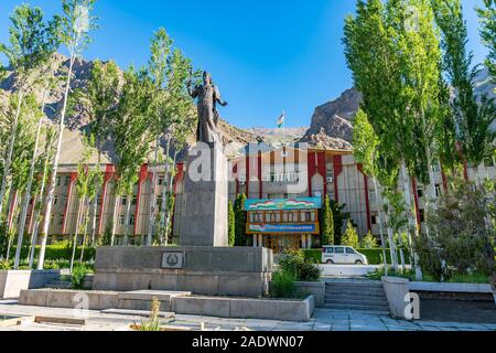 Autonome Region Gorno-Badakhshan Khorugh GBAO Regierung Gebäude Blick auf Ismoil Somoni Statue auf einem sonnigen blauen Himmel Tag Stockfoto