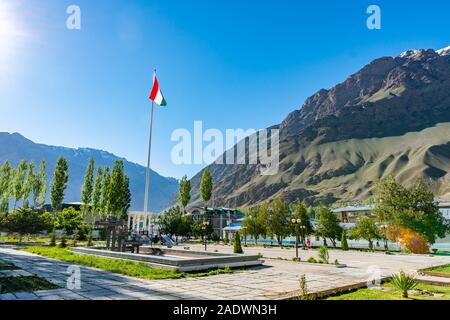 Autonome Region Gorno-Badakhshan Khorugh GBAO Regierung Gebäude Blick auf Tadschikistan wehende Flagge auf einem sonnigen blauen Himmel Tag Stockfoto