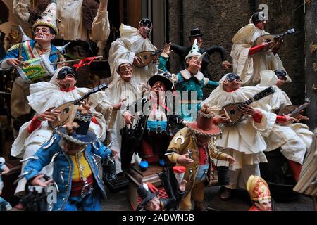 Neapel, Italien. Die Via San Gregorio Armeno, berühmt für seine Figuren von der neapolitanischen Zeichen & Kruzifixe. Stockfoto