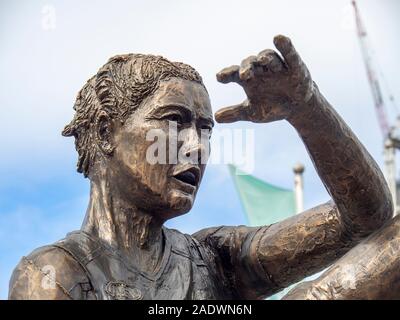 Bronzestatue von iconic Kick durch AFLW footballer Tayla Harris von Terrance Wolfe auf temporäre Anzeige am Federation Square in Melbourne Victoria Australien. Stockfoto