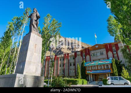 Autonome Region Gorno-Badakhshan Khorugh GBAO Regierung Gebäude Blick auf Ismoil Somoni Statue auf einem sonnigen blauen Himmel Tag Stockfoto