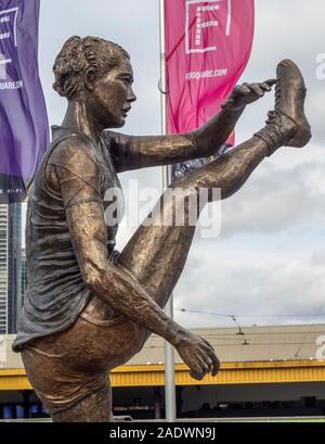 Bronzestatue von iconic Kick durch AFLW footballer Tayla Harris von Terrance Wolfe auf temporäre Anzeige am Federation Square in Melbourne Victoria Australien. Stockfoto