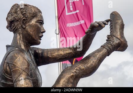 Bronzestatue von iconic Kick durch AFLW footballer Tayla Harris von Terrance Wolfe auf temporäre Anzeige am Federation Square in Melbourne Victoria Australien. Stockfoto