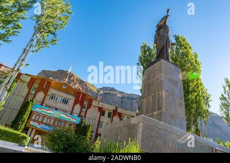 Autonome Region Gorno-Badakhshan Khorugh GBAO Regierung Gebäude Blick auf Ismoil Somoni Statue auf einem sonnigen blauen Himmel Tag Stockfoto