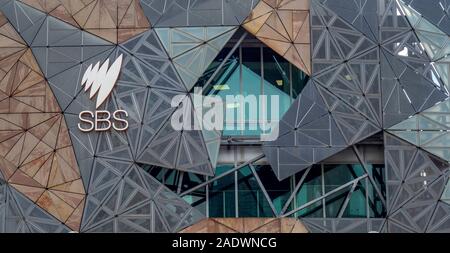 SBS Radio und Fernsehen Netzwerk Logo auf Hauptsitz am Federation Square in Melbourne Victoria Australien. Stockfoto