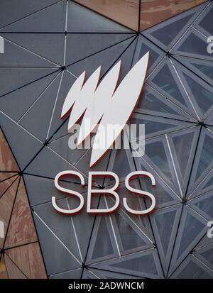SBS Radio und Fernsehen Netzwerk Logo auf Hauptsitz am Federation Square in Melbourne Victoria Australien. Stockfoto