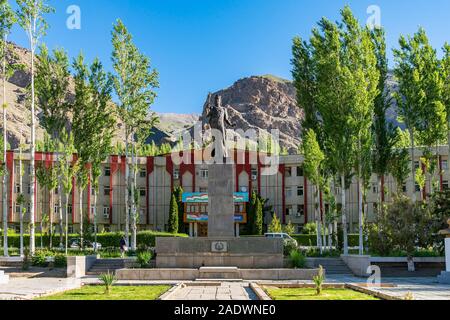 Autonome Region Gorno-Badakhshan Khorugh GBAO Regierung Gebäude Blick auf Ismoil Somoni Statue auf einem sonnigen blauen Himmel Tag Stockfoto