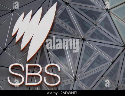 SBS Radio und Fernsehen Netzwerk Logo auf Hauptsitz am Federation Square in Melbourne Victoria Australien. Stockfoto