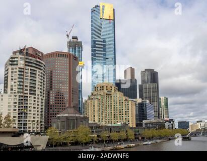 Eureka Wohnturm und Türme Wolkenkratzer Hotels und Apartments in Southbank entlang dem Fluss Yarra Melbourne, Victoria, Australien. Stockfoto